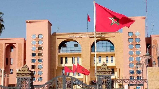 قلعة السراغنة: فضاء تشاوري لتجسيد التوجيهات الملكية من أجل تنمية ترابية مندمجة متابعة//الحجوي محمد في صبيحة يوم الجمعة 29 غشت 2025، احتضنت قاعة المؤتمرات بعمالة إقليم قلعة السراغنة لقاء تشاوريا استثنائيا، جمع نُخبة الفاعلين المحليين تحت قيادة السلطة الإقليمية. هذا الموعد الذي حضرته الأطراف المعنية بكثافة، من ممثلي السلطات المحلية ورؤساء المصالح الخارجية، إلى النواب البرلمانيين وأعضاء المجالس المنتخبة، لم يكن مجرد اجتماع روتيني، بل كان محطة نوعية لتجسيد رؤية ملكية سامية تضع التنمية البشرية والمجالية في صلب أولوياتها. يشكل هذا اللقاء التشاوري، في جوهره، نقلة نوعية في مقاربة صناعة القرار المحلي. لقد تجاوز منطق القرارات الفوقية ليفسح المجال لخلق فضاء ديمقراطي حقيقي للحوار والتنسيق بين جميع الشركاء. الهدف واضح وطموح: بلورة رؤية موحدة وتحديد أولويات التنمية للإقليم وفق مقاربة تشاركية تلامس حاجيات الساكنة وتستجيب لتطلعاتها. يأتي هذا الحراك التنموي في سياق تفعيل التوجيهات الملكية السامية التي أسداها صاحب الجلالة الملك محمد السادس، نصره الله، في خطابه الأخير بمناسبة عيد العرش المجيد. حيث دعا جلالته، في ذلك الخطاب التاريخي، إلى إعداد جيل جديد من برامج التنمية الترابية المندمجة. جيل لا يعتمد نماذج جاهزة، بل يراعي بدقة الخصوصيات المحلية الفريدة لكل جهة وإقليم، ويستند إلى تشخيص دقيق لإمكاناتها. إن روح هذا المشروع التنموي الطموح تكمن في تحويل المؤهلات المحلية إلى رافعات حقيقية للنمو. فإقليم قلعة السراغنة، بغناه الاقتصادي والاجتماعي والثقافي، يملك رصيدا هائلا يمكن تثمينه لخلق دينامية تنموية مستدامة. هذا اللقاء يشكل اللبنة الأولى لتحقيق تلك الغاية، حيث سيعمل الفاعلون على وضع أسس استراتيجية واضحة المعالم، تهدف في نهاية المطاف إلى ضمان ولوج كل مواطن ومواطنة، بدون استثناء، لثمار التنمية الشاملة والعادلة. هكذا، وفي قاعة واحدة، اجتمعت إرادات متعددة حول هدف واحد: كتابة فصل جديد من تاريخ إقليم قلعة السراغنة، فصل تقوده إرادة ملكية سامية ويرسم معالمه أبناؤه بكل إخلاص وتفان، نحو مستقبل أكثر إشراقا وازدهارا للجميع.