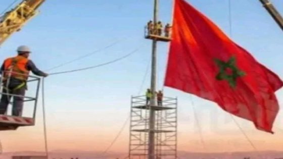 المغرب يضع علمًا وطنيًا عملاقًا في طنجة حتى يكون مرئيًا من سواحل إسبانيا