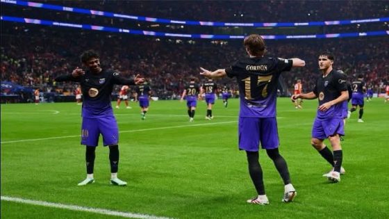 برشلونة يقلب تأخره إلى فوز عريض على غلطة سراي